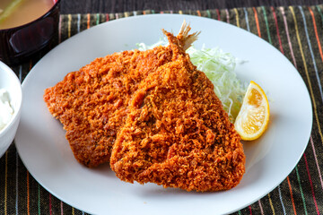 皿に乗ったアジフライ