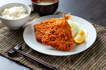 皿に乗ったアジフライ