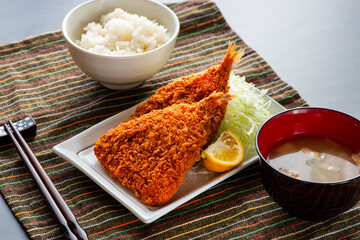 皿に乗ったアジフライ