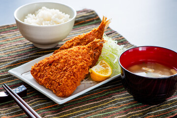 皿に乗ったアジフライ