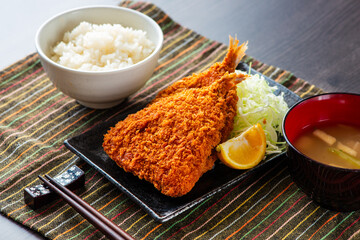 皿に乗ったアジフライ