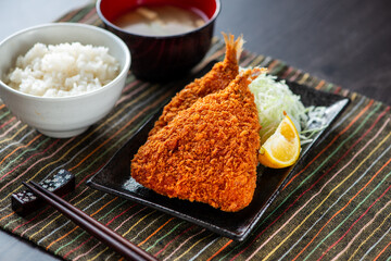 皿に乗ったアジフライ