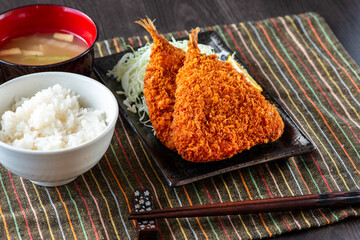 皿に乗ったアジフライ