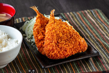 皿に乗ったアジフライ