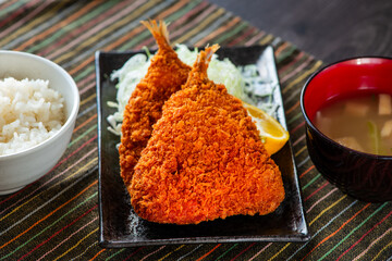 皿に乗ったアジフライ