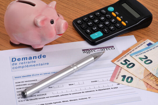 Vannes, France, 2 janvier 2026 : Formulaire de demande de retraite compl&eacute;mentaire de l'Agirc-Arrco avec une tirelire, une calculatrice, un stylo et des billets de banque en euros