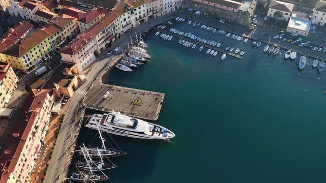 Vista aerea di Portoferraio, citt&agrave; dell'isola d'Elba, Toscana, Italia.
La baia, Il porto, le case e la fortezza di Portoferraio.
