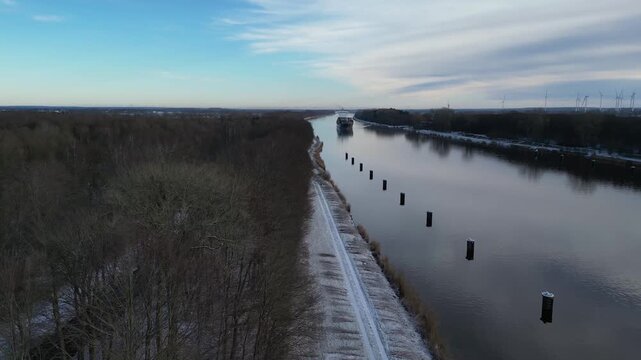 Containerschiff ANNABA f&auml;hrt im Winter durch den Nord-Ostsee-Kanal