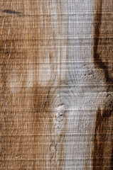 Ein strukturierter Holzbalken mit Holzmaserung und interessantem Farbverlauf von Braun bis Grau.