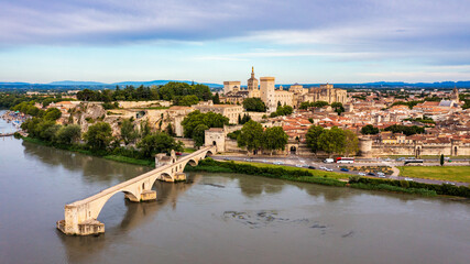 Obraz premium Beautiful view of Avignon with famous bridge Saint-Benezet, medieval architecture along the Rhone River in Avignon, France. The Pont Saint Benezet and the Papal palace in Avignon, South France.