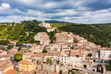 Obraz premium Village of Bonnieux showcasing architecture and serene landscapes, Provence, Luberon, France. Stunning views of Bonnieux medieval village surrounded by lush greenery and hills in Provence.