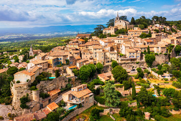Obraz premium Village of Bonnieux showcasing architecture and serene landscapes, Provence, Luberon, France. Stunning views of Bonnieux medieval village surrounded by lush greenery and hills in Provence.