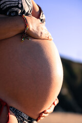 Ventre de femme enceinte au soleil 