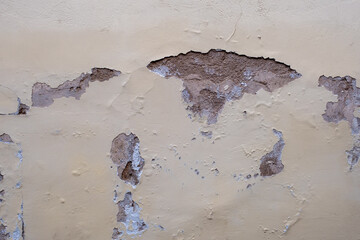 Détail d'un mur perdant son crépi et se fissurant © MARC MEINAU