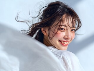 青空の下で振り返り笑顔を見せる若者女性の爽やかなライフスタイルシーン