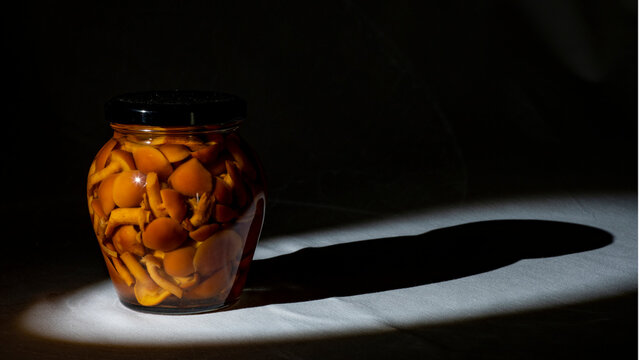 setas  en tarro de cristal a contra luz, pholiota nameko, com&uacute;nmente conocido como nameko, hongo basidiomiceto de la familia Strophariaceae. Su seta es peque&ntilde;a, con un sombrero de color &aacute;mbar 