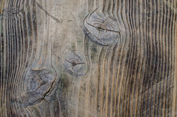 Ein strukturierter Holzbalken mit Holzmaserung und interessantem Farbverlauf von Braun bis Grau.