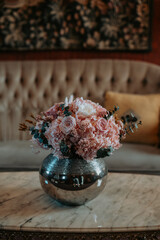 Bouquet de fleurs roses dans un intérieur de salon de luxe © Alexandre