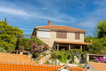 Miasto Maslinica na wyspie Solta w Chorwacji. Tradycyjna zabudowa i wąskie uliczki. Domy z czerwoną dachówką. © Franciszek