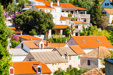 Miasto Maslinica na wyspie Solta w Chorwacji. Tradycyjna zabudowa i wąskie uliczki. Domy z czerwoną dachówką. © Franciszek