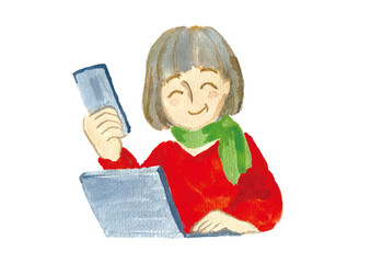 スマホとパソコンを使う笑顔のおしゃれなシニア女性