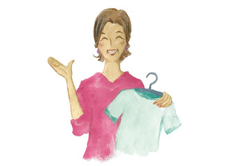 ハンガーにかかった洋服を持っている笑顔のおしゃれなシニア女性ショップ店員