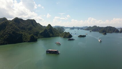 Fototapeta premium Asia, Vietnam, Ha Long Bay Unesco Heritage is one of the seven natural beauties in the world with its emerald waters and limestone islands covered by rainforest . tourist attraction for boat cruises 