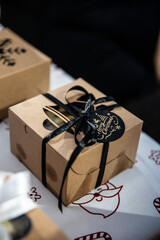 domowe ciasto zapakowane w box prezentowy. 