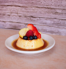 Plano a detalle de un flan napolitano con frutos rojos ideal para restaurantes