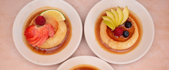 Imagen horizontal de varios platos de flan en cenital
