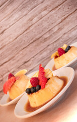 Imagen vertical de tres flanes con frutos rojos