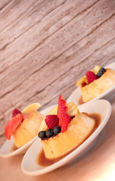 Imagen vertical de tres flanes con frutos rojos