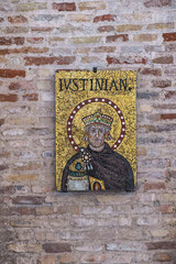 Mosaik an einer Backsteinmauer in Ravenna