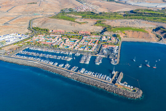  Aerial view of Meloneras Golf Course and Pasito Blanco  Marina, Featuring Luxury Yacht Berths and Frontline Villa Estates, Gran Canaria, Spain