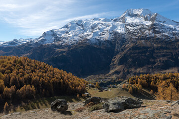 Le hameau du Monal en automne © DELAIRON