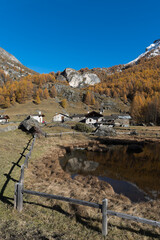 Le hameau du Monal en automne © DELAIRON