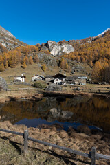 Le hameau du Monal en automne © DELAIRON
