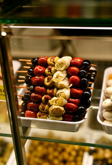 brochetas de aceituna negra y pimientos rojos