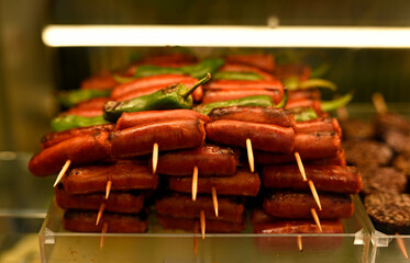 brochetas y pinchos de chorizo frito con pimientos verdes