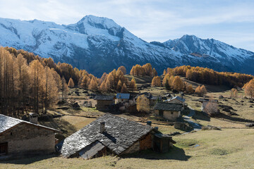 Le hameau du Monal en automne © DELAIRON