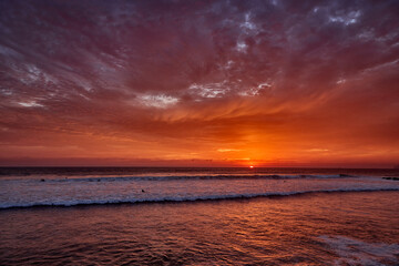 Obraz premium The Perfect Lima Sunset Nothing compares to the raw beauty of the Costa Verde at dusk. Watching the sun dip below the horizon from the edge of Miraflores