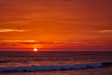 Obraz premium The Perfect Lima Sunset Nothing compares to the raw beauty of the Costa Verde at dusk. Watching the sun dip below the horizon from the edge of Miraflores