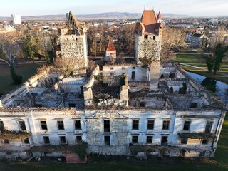 Wasserschloss Pottendorf mit Blick &uuml;ber den T&uuml;rmen in den Ort Pottendorf