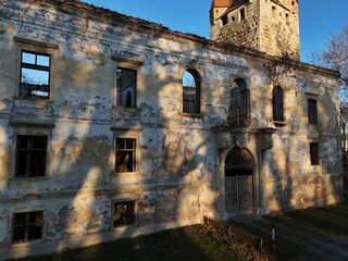 die Au&szlig;enmauern der Schlossruine Pottendorf