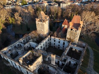 Wasserschloss Pottendorf mit Kapelle aus der Vogelperspektive, Pottendorf, Nieder&ouml;sterreich