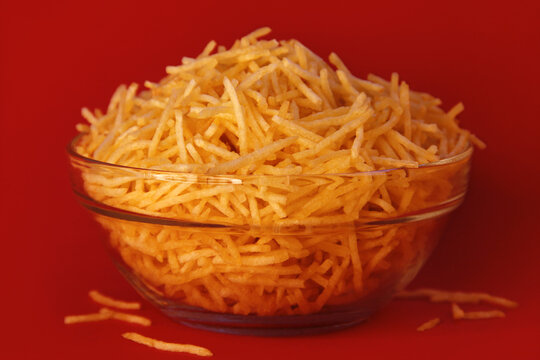 STRAW POTATO STICKS IN A GLASS BOWL ON AN INSULATED 