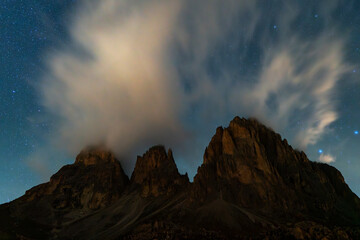 Fototapeta premium Starry sky over the Langkofel group in South Tyrol, Italy.