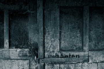 Verwitterte T&uuml;r mit 'Eintreten Verboten'-Schriftzug: Vintage und Textur / Aged Door with 'No Entry' Sign: Vintage and Weathered Texture
