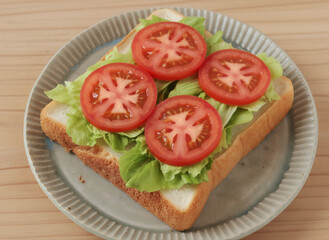 トマトとレタスのオープンサンド
