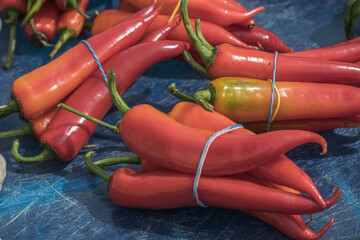Frische Chilischoten geb&uuml;ndelt am Markt